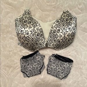 Soma Vanishing Back 34DD & Vanishing Edge Panties Small